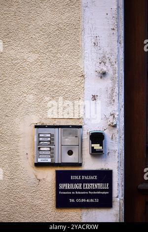 Straßenszenen und Details aus Colmar, Elsass, Frankreich und Europa zeigen die historische und farbenfrohe Natur der Stadt. Stockfoto