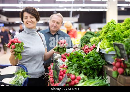 Reife Frau und Mann wählen Gemüse im Gemüsehändler aus Stockfoto