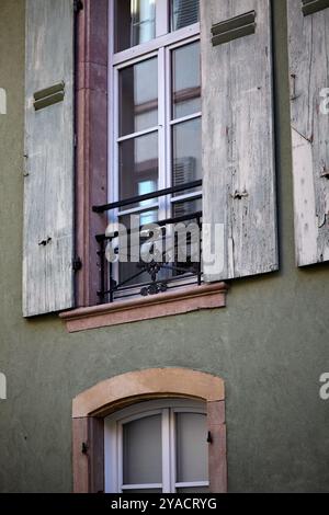 Straßenszenen und Details aus Colmar, Elsass, Frankreich und Europa zeigen die historische und farbenfrohe Natur der Stadt. Stockfoto