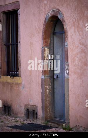 Straßenszenen und Details aus Colmar, Elsass, Frankreich und Europa zeigen die historische und farbenfrohe Natur der Stadt. Stockfoto