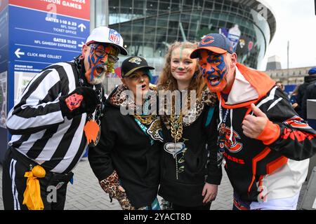 Fans kommen vor dem Spiel Chicago Bears vs Jacksonville Jaguars in Woche 6 im Tottenham Hotspur Stadium, London, Großbritannien, 13. Oktober 2024 (Foto: Craig Thomas/News Images) Stockfoto