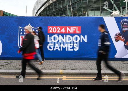 Fans kommen vor dem Spiel Chicago Bears vs Jacksonville Jaguars in Woche 6 im Tottenham Hotspur Stadium, London, Großbritannien, 13. Oktober 2024 (Foto: Craig Thomas/News Images) Stockfoto