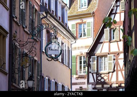 Straßenszenen und Details aus Colmar, Elsass, Frankreich und Europa zeigen die historische und farbenfrohe Natur der Stadt. Stockfoto