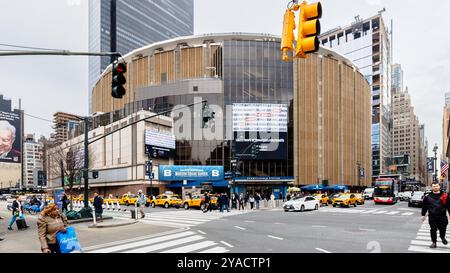 Manhattan, New York, USA - 16. Februar 2024: Madison Square Garden und Umgebung in der Innenstadt an einem grauen Wintertag Stockfoto