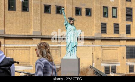 Manhattan, New York, USA - 16. Februar 2024: Auf der High Line, Statue „You Know Who I am“ von Paola Pivi, eine Nachbildung der Freiheitsstatue Stockfoto