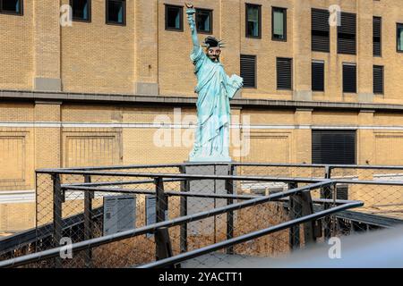 Manhattan, New York, USA - 16. Februar 2024: Auf der High Line, Statue „You Know Who I am“ von Paola Pivi, eine Nachbildung der Freiheitsstatue Stockfoto