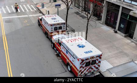 Manhattan, New York, USA - 16. Februar 2024: Blick von oben auf einen Krankenwagen, der an einem grauen Wintertag auf der Straße parkt Stockfoto