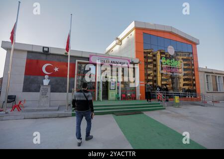 Gaziantep, Turkiye. Januar 2023. Menschen, die durch die jüngsten Erdbeben obdachlos geworden sind, flüchten in einer Schule in der türkischen Südstadt Gaziantep. Die Behörden haben die Hilfe für Erdbebenevakuierte erhöht, die ihr Zuhause verloren haben oder deren Haus durch die Beben unsicher gemacht wurde. Am Montag ereignete sich ein Erdbeben der Stärke 7,8 im südlichen Turkije und Nordwesten Syriens. Such- und Rettungsmaßnahmen wurden durch Nachschockwellen, beschädigte Straßen und Infrastrukturen sowie durch eiskalte Temperaturen behindert Stockfoto