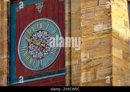 Straßenszenen und Details aus Colmar, Elsass, Frankreich und Europa zeigen die historische und farbenfrohe Natur der Stadt und die Uhr der St. Martin Kirche. Stockfoto