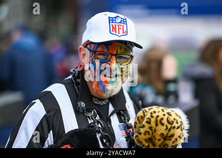 Fans kommen vor dem Spiel Chicago Bears gegen Jacksonville Jaguars im Tottenham Hotspur Stadium in London, Großbritannien. Oktober 2024. (Foto: Craig Thomas/News Images) in, am 13.10.2024. (Foto: Craig Thomas/News Images/SIPA USA) Credit: SIPA USA/Alamy Live News Stockfoto