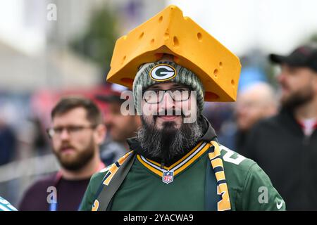 Fans kommen vor dem Spiel Chicago Bears gegen Jacksonville Jaguars im Tottenham Hotspur Stadium in London, Großbritannien. Oktober 2024. (Foto: Craig Thomas/News Images) in, am 13.10.2024. (Foto: Craig Thomas/News Images/SIPA USA) Credit: SIPA USA/Alamy Live News Stockfoto