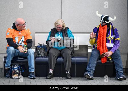 Die Fans kommen vor dem Spiel Chicago Bears gegen Jacksonville Jaguars im Tottenham Hotspur Stadium in London, Großbritannien. Oktober 2024. (Foto: Craig Thomas/News Images) in, am 13.10.2024. (Foto: Craig Thomas/News Images/SIPA USA) Credit: SIPA USA/Alamy Live News Stockfoto