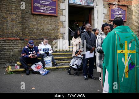 Die Fans treffen sich in der St. Francis de Sales Church in der Nähe des Tottenham Hotspur Stadions, London, vor dem NFL International Match zwischen den Jacksonville Jaguars und den Chicago Bears. Bilddatum: Sonntag, 13. Oktober 2024. Stockfoto