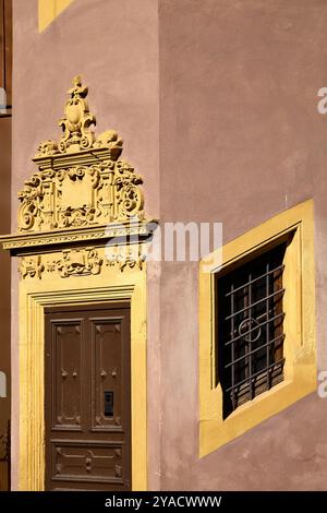 Straßenszenen und Details aus Colmar, Elsass, Frankreich und Europa zeigen die historische und farbenfrohe Natur der Stadt. Stockfoto