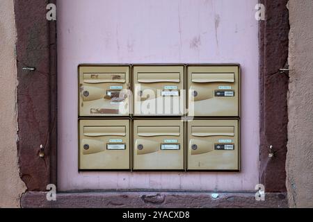 Straßenszenen und Details aus Colmar, Elsass, Frankreich und Europa zeigen die historische und farbenfrohe Natur der Stadt. Stockfoto