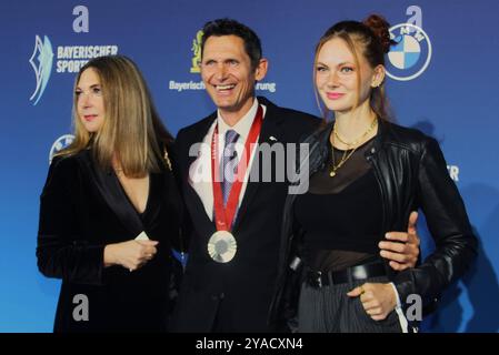 Bayerischer Sportpreis 2024 in der BMW Welt in München. Michael Teuber, Radsport - deutscher Paracyclist und Paralympics-Goldmedaillengewinner mit weiblicher Begleitung *** Bayerischer Sportpreis 2024 bei der BMW Welt in München Michael Teuber, deutscher Paracyclist und Paralympics-Goldmedaillengewinner mit weiblicher Begleitung Stockfoto