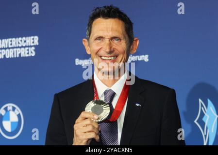 Bayerischer Sportpreis 2024 in der BMW Welt in München. Michael Teuber, Radsport - deutscher Paracyclist und Paralympics-Goldmedaillengewinner *** Bayerischer Sportpreis 2024 bei der BMW Welt in München Michael Teuber, deutscher Paracyclist und Paralympics Goldmedaillengewinner Stockfoto