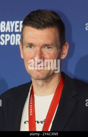 Bayerischer Sportpreis 2024 in der BMW Welt in München. Matthias Schindler, Radsport - deutscher Paracycler *** Bayerischer Sportpreis 2024 bei der BMW Welt in München Matthias Schindler, deutscher Paracyclist Radfahrer Stockfoto