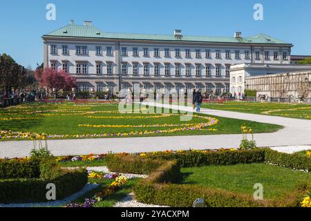 Die symmetrischen Mirabell Gärten, mit blühenden bunten Blumen, Salzburg, Österreich Stockfoto