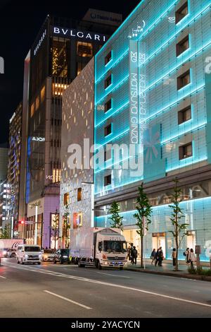 Ginza mit dem Wahrzeichen Matsuya Ginza und Tiffany Ladengebäude beleuchtet in blauen grünen, diffusen Lichtern. Der Bvlgari Flagship Store im Hintergrund. Stockfoto