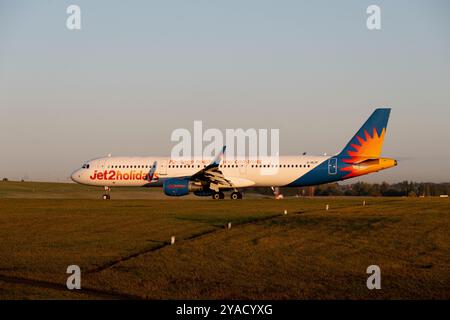 Jet2 Airbus A321-211 für Start am Flughafen Birmingham, Großbritannien (G-HLYF) Stockfoto