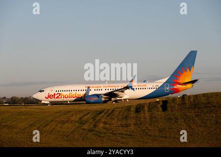 Jet2 Boeing 737-8MG Rollfahrt für Start am Flughafen Birmingham, Großbritannien (G-JZBE) Stockfoto