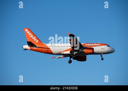 EasyJet Airbus A319-111 landet am Flughafen Birmingham, Großbritannien (OE-LQB) Stockfoto