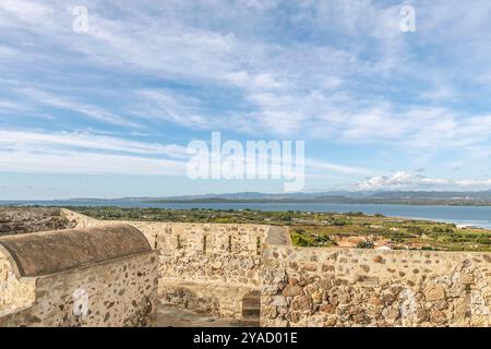 Panoramablick aus der Vogelperspektive vom Savoy Fort Su Pisu in Sant'Antioco, Sardinien, Italien Stockfoto