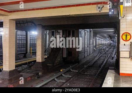 U-Bahn-Station Nordbahnhof die U-Bahn-Tunnel führen vom U-Bahnhof Nordbahnhof. Berlin, Deutschland. Berlin Nordbahnhof Berlin Deutschland Copyright: XGuidoxKoppesxPhotox Stockfoto