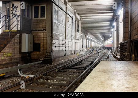 U-Bahn-Station Nordbahnhof die U-Bahn-Tunnel führen vom U-Bahnhof Nordbahnhof. Berlin, Deutschland. Berlin Nordbahnhof Berlin Deutschland Copyright: XGuidoxKoppesxPhotox Stockfoto