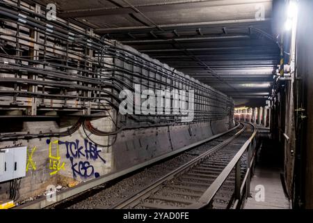 U-Bahn-Station Nordbahnhof die U-Bahn-Tunnel führen vom U-Bahnhof Nordbahnhof. Berlin, Deutschland. Berlin Nordbahnhof Berlin Deutschland Copyright: XGuidoxKoppesxPhotox Stockfoto