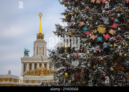 MOSKAU, RUSSLAND - 06. JANUAR 2024: Neujahrsbaum auf dem Hintergrund des Zentralen Pavillons. Gebiet der VDNH, Moskau Stockfoto
