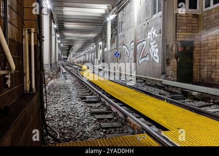 U-Bahn-Station Nordbahnhof die U-Bahn-Tunnel führen vom U-Bahnhof Nordbahnhof. Berlin, Deutschland. Berlin Nordbahnhof Berlin Deutschland Copyright: XGuidoxKoppesxPhotox Stockfoto