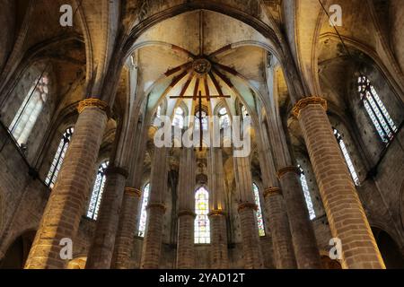 Blick von innen auf das Juwel der katalanischen gotischen Architektur, die Basilika de Santa Maria del Mar, Barcelona, Spanien Stockfoto