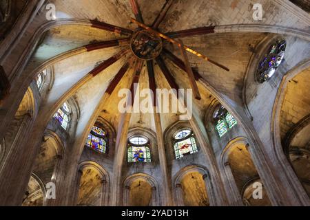 Blick von innen auf das Juwel der katalanischen gotischen Architektur, die Basilika de Santa Maria del Mar, Barcelona, Spanien Stockfoto