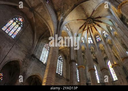 Blick von innen auf das Juwel der katalanischen gotischen Architektur, die Basilika de Santa Maria del Mar, Barcelona, Spanien Stockfoto