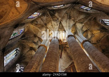 Blick von innen auf das Juwel der katalanischen gotischen Architektur, die Basilika de Santa Maria del Mar, Barcelona, Spanien Stockfoto