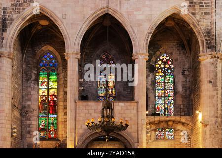 Blick von innen auf das Juwel der katalanischen gotischen Architektur, die Basilika de Santa Maria del Mar, Barcelona, Spanien Stockfoto