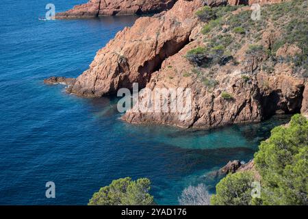 Blick auf die Corniche d’Or oder Corniche de l’Esterel wunderschöne Küstenstraße, kristallblaues Meer und Himmel kombiniert mit rötlicher Farbe des Massif de l’Est Stockfoto