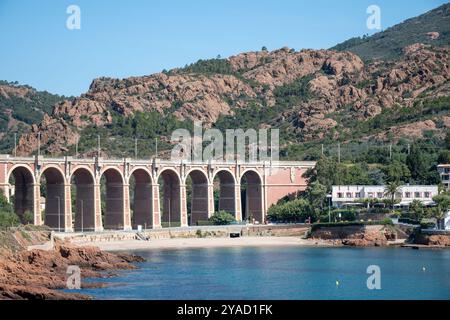 Blick auf die Corniche d’Or oder Corniche de l’Esterel wunderschöne Küstenstraße, kristallblaues Meer und Himmel kombiniert mit rötlicher Farbe des Massif de l’Est Stockfoto