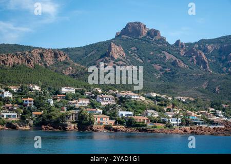 Blick auf die Corniche d’Or oder Corniche de l’Esterel wunderschöne Küstenstraße, kristallblaues Meer und Himmel kombiniert mit rötlicher Farbe des Massif de l’Est Stockfoto