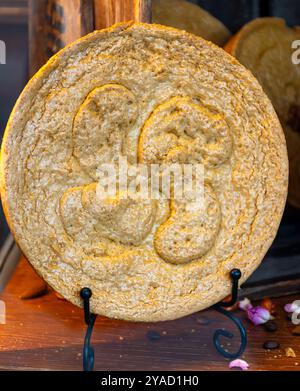 Torte aus dem Baskenland, brauner Karamell-Käsekuchen, mit unterschiedlicher Füllung, Sahne, Kirsche, Aprikose, Walnüsse von Perigord, Schokolade im Laden Stockfoto