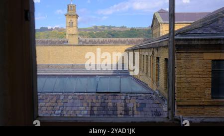 Ein Blick auf ihn außerhalb der Salzmühle aus dem Inneren des Gebäudes im Laden, Saltaire, West Yorkshire Stockfoto