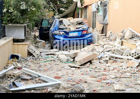 Barja, Libanon. Oktober 2024. Dieses Foto zeigt ein beschädigtes Auto nach israelischen Luftangriffen in Barja, Libanon, am 12. Oktober 2024. Nach Angaben der Nationalen Nachrichtenagentur (NNA) zielte ein israelischer Luftangriff auf ein dreistöckiges Wohngebäude in der Stadt Barja im Chouf-Bezirk im Libanon ab, wobei vier Menschen getötet, 14 weitere verletzt und das Gebäude zerstört wurden, während die benachbarten Gebäude schwer beschädigt wurden. Quelle: Ali Hashisho/Xinhua/Alamy Live News Stockfoto