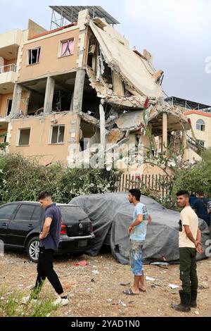 Barja, Libanon. Oktober 2024. Dieses Foto zeigt ein beschädigtes Gebäude nach israelischen Luftangriffen in Barja, Libanon, am 12. Oktober 2024. Nach Angaben der Nationalen Nachrichtenagentur (NNA) zielte ein israelischer Luftangriff auf ein dreistöckiges Wohngebäude in der Stadt Barja im Chouf-Bezirk im Libanon ab, wobei vier Menschen getötet, 14 weitere verletzt und das Gebäude zerstört wurden, während die benachbarten Gebäude schwer beschädigt wurden. Quelle: Ali Hashisho/Xinhua/Alamy Live News Stockfoto