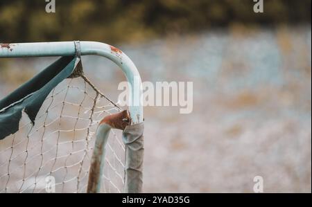 Rechts von einem rostigen, verlassenen Fußballtor, das im Park in Norwegen gefunden wurde Stockfoto