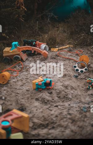 Dunkles Bild von Outdoor-Spielzeug auf einem Spielplatz in Norwegen Stockfoto