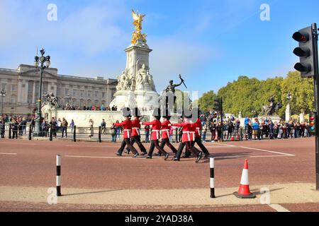 King's Guard vor dem Buckingham Palace, London, Großbritannien Stockfoto