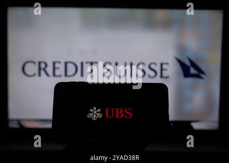 Gaziantep, Türkei. März 2023. Die Logos der Banken und Finanzdienstleister der UBS und der Credit Suisse. Die Credit Suisse wurde vor kurzem von der UBS Bank übernommen und von der Schweizer Regierung unterstützt, um die Schweizer Wirtschaft zu schützen und die Finanzstabilität im globalen Bankensystem zu sichern. Der Deal folgt dem Zusammenbruch der Silicon Valley Bank in Kalifornien und der New Yorker Signature Bank in den letzten Wochen Stockfoto