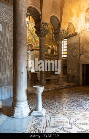 Innenansicht der mittelalterlichen Kirche mit Mosaiken in Ravenna Stockfoto